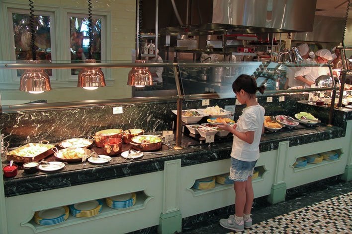 Hong Kong Disneyland Character Dining at Disneyland Hotel Enchanted Garden Restaurant