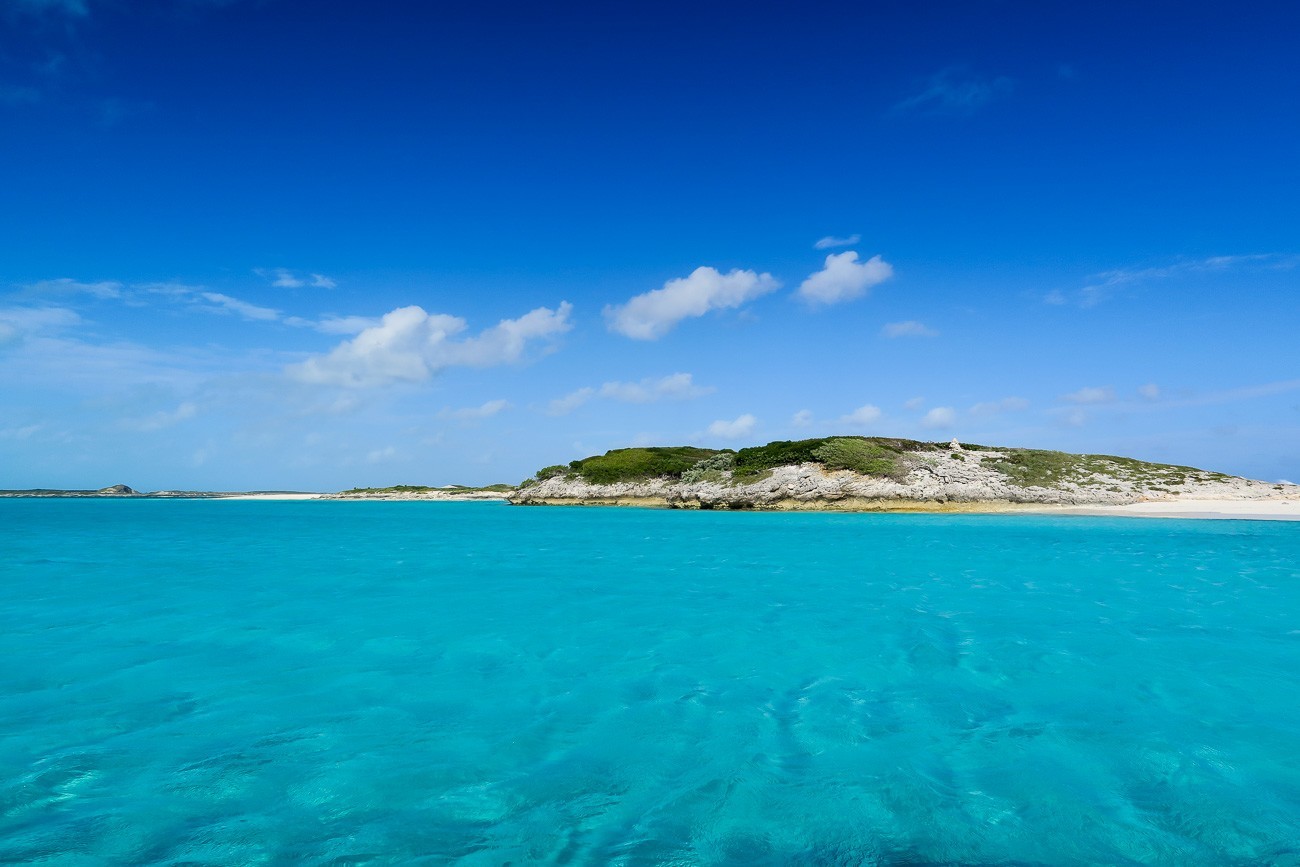 Crystal clear and shallow water in the Exumas as seen during our swimming pigs tour.