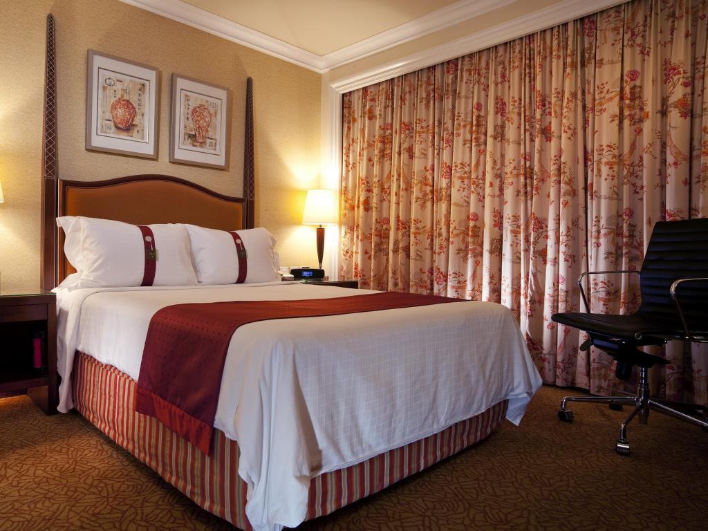 Superior Room at the Holiday Inn Golden Mile, a four-star Hong Kong hotel.