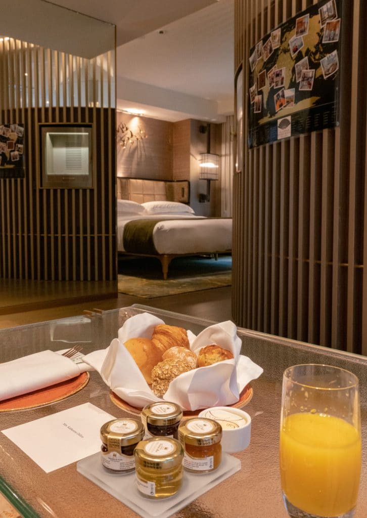 L600 room at The Landmark Mandarin Oriental, Hong Kong luxury hotel