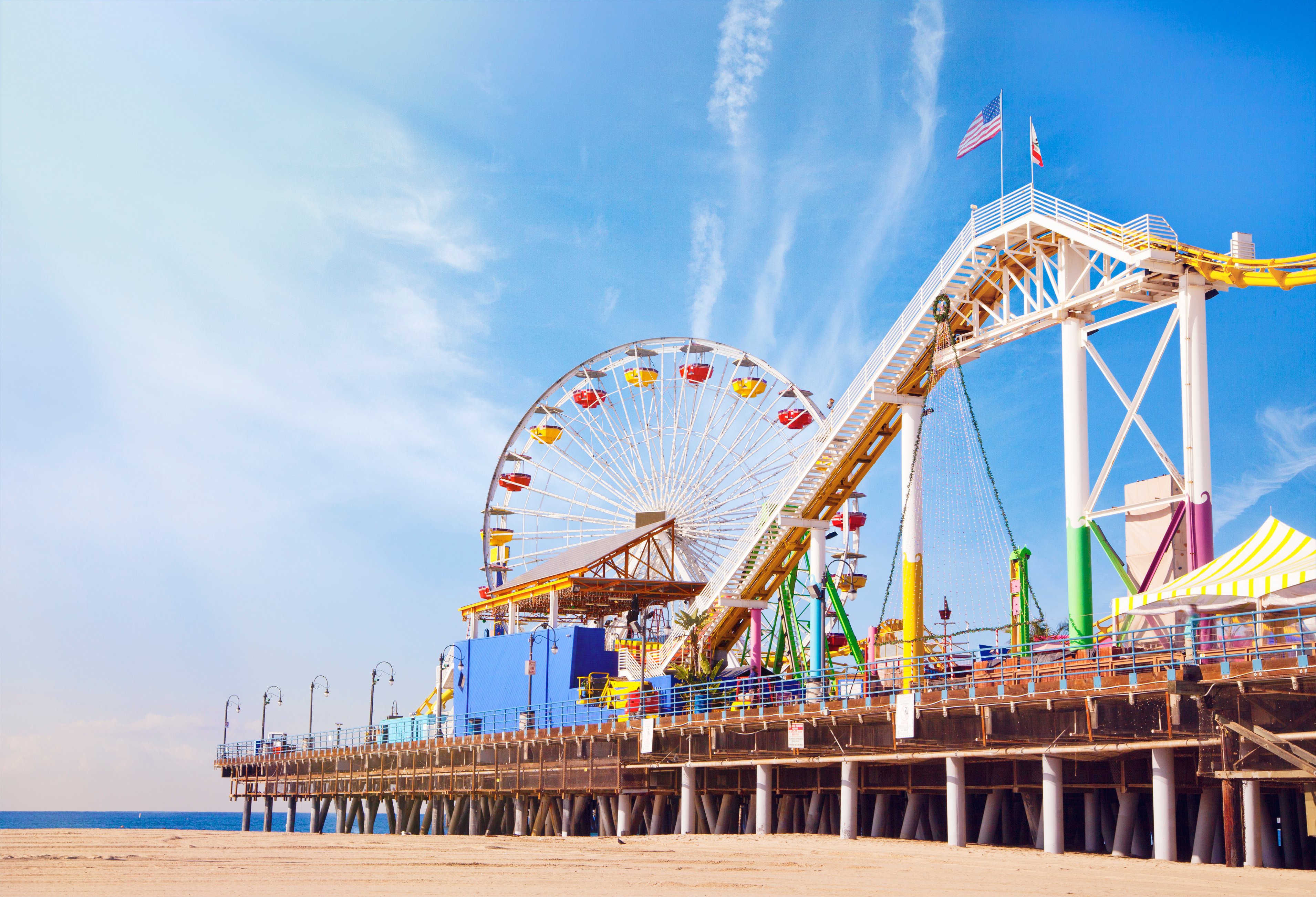 uitzicht vanaf het zand naar het reuzenrad en Carnaval aan het einde van de Santa Monica Pier.