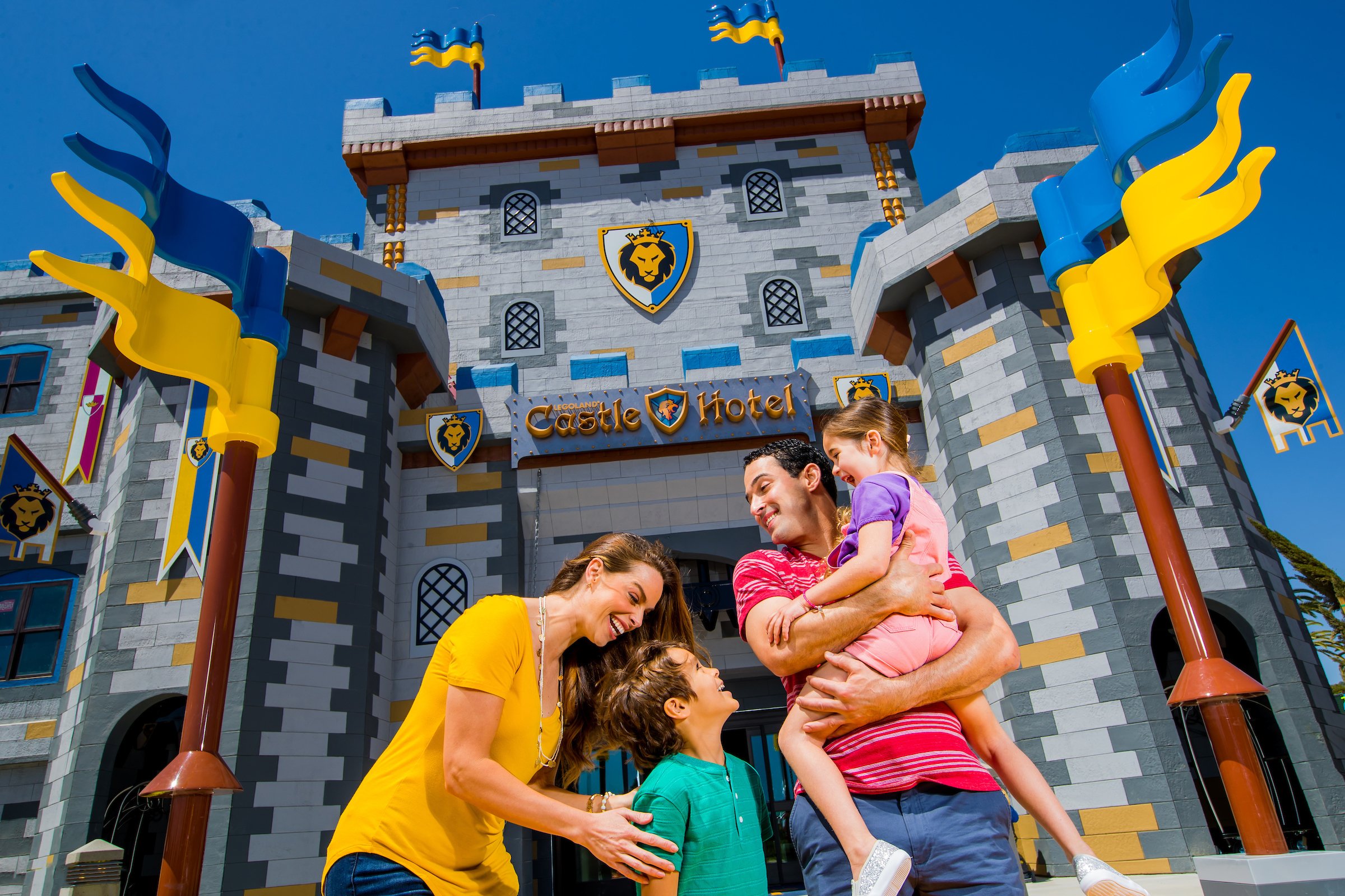 A family gathers in front of LEGOLAND Caslte Hotel