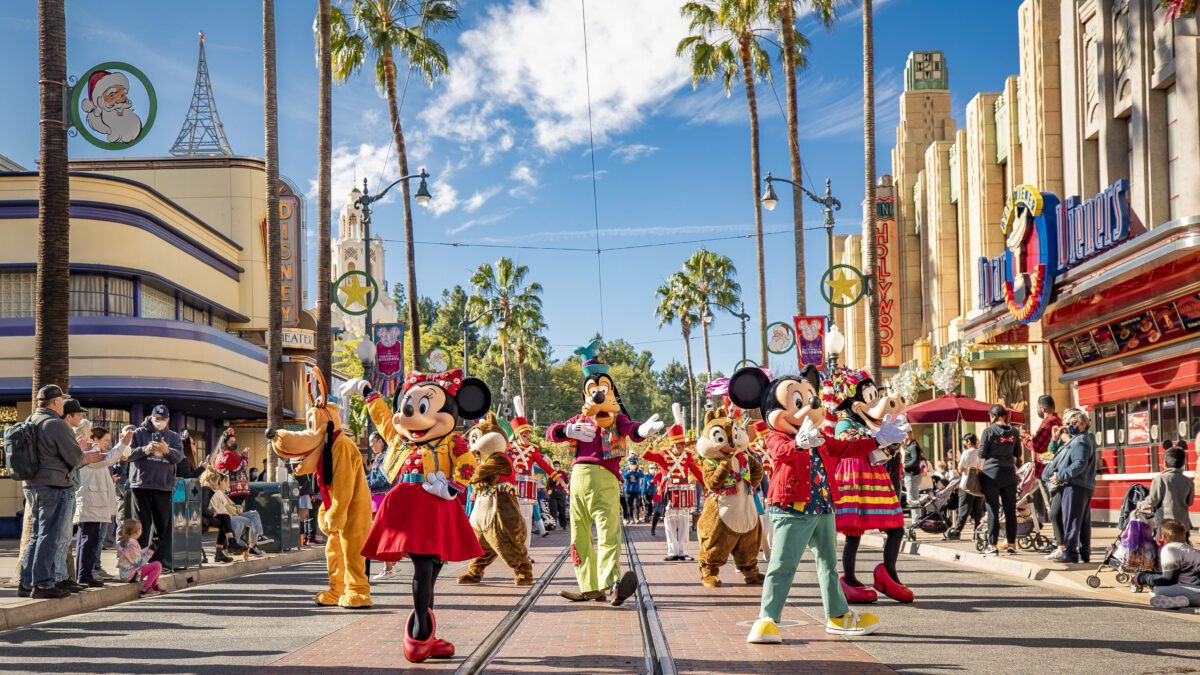 Holidays at the Disneyland Resort &ndash; &ldquo;Mickey&rsquo;s Happy Holidays&rdquo;