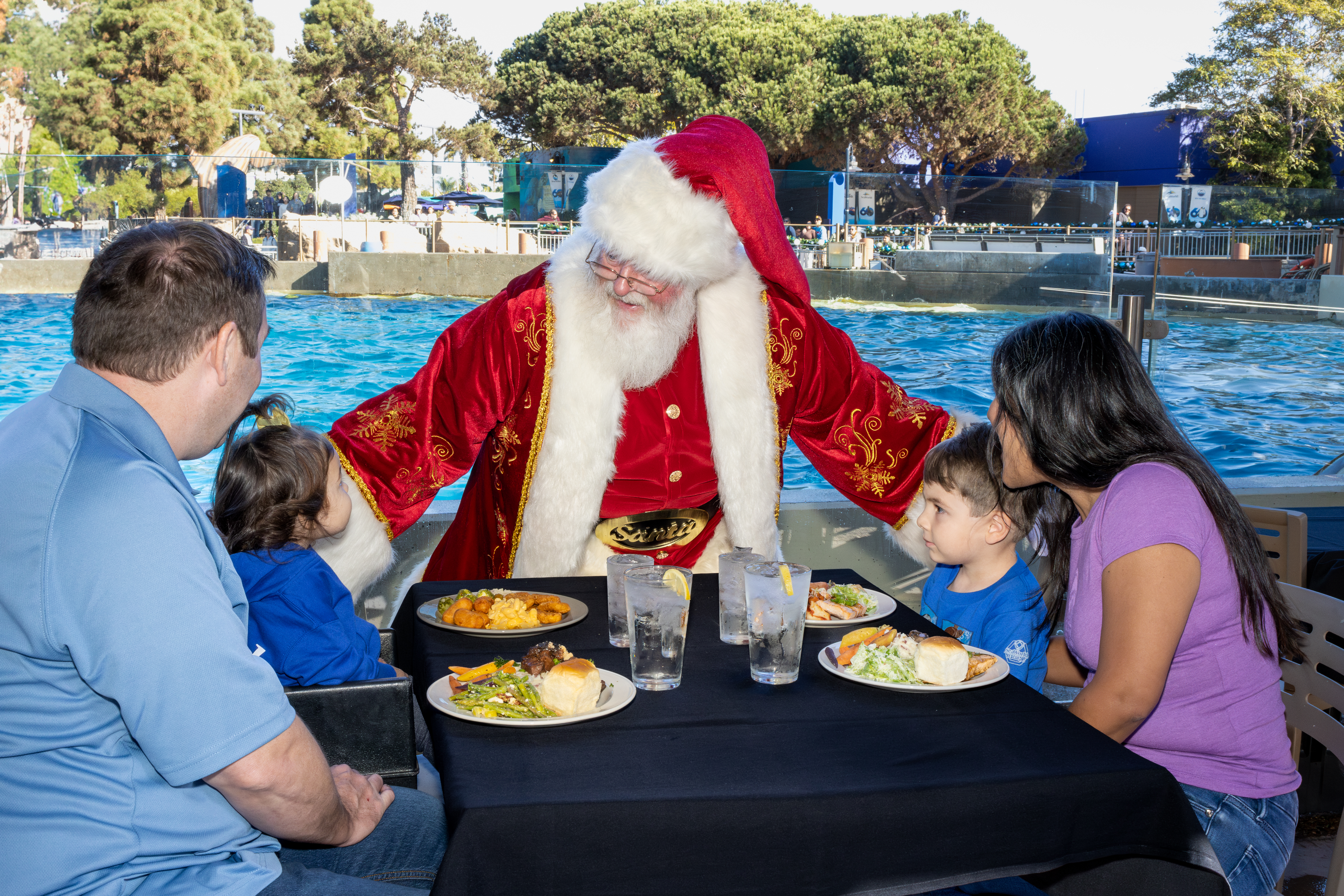 Family dining with santa claus in Seaworld San Diego