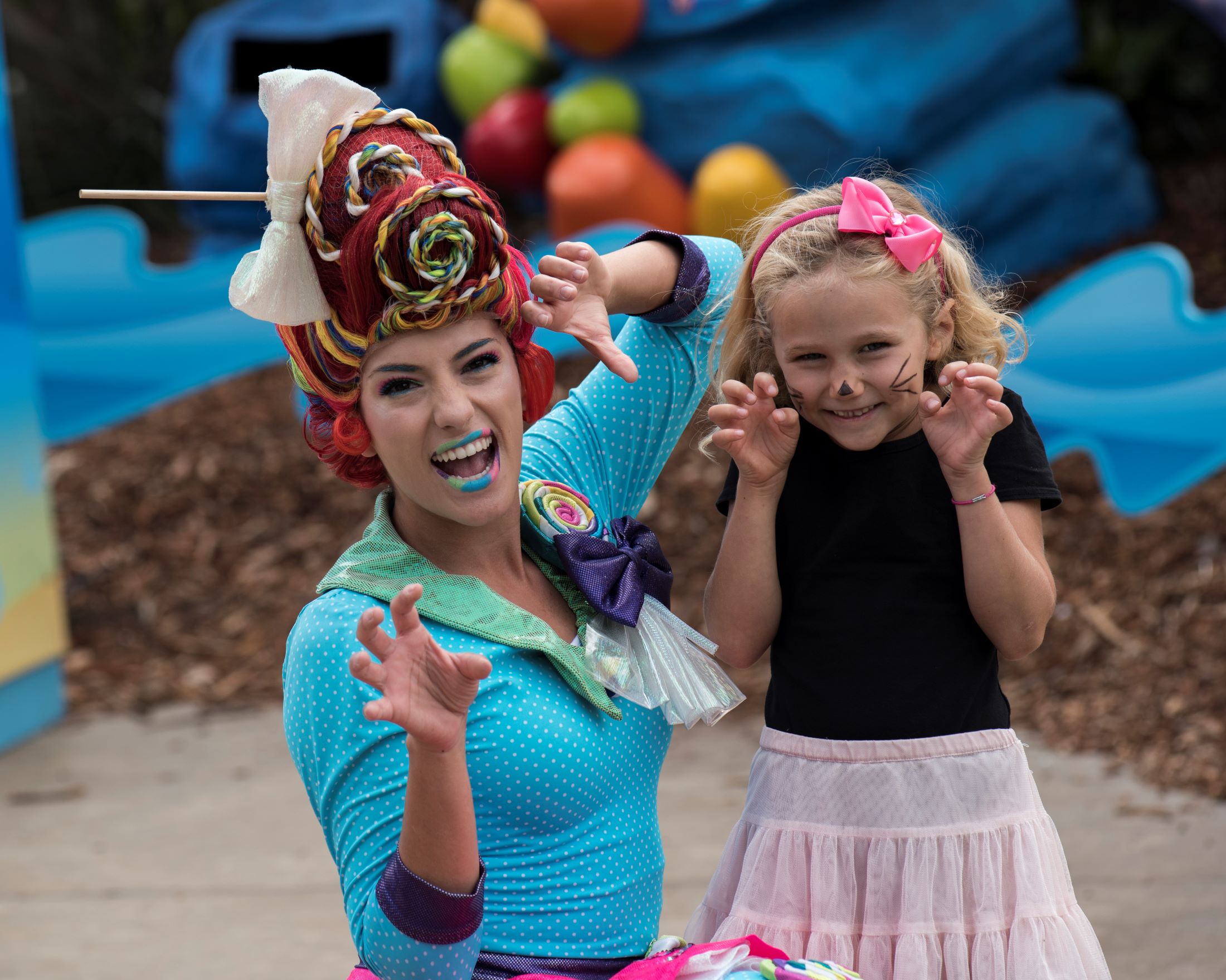 SeaWorld San Diego Halloween character and little girl pulling scary faces