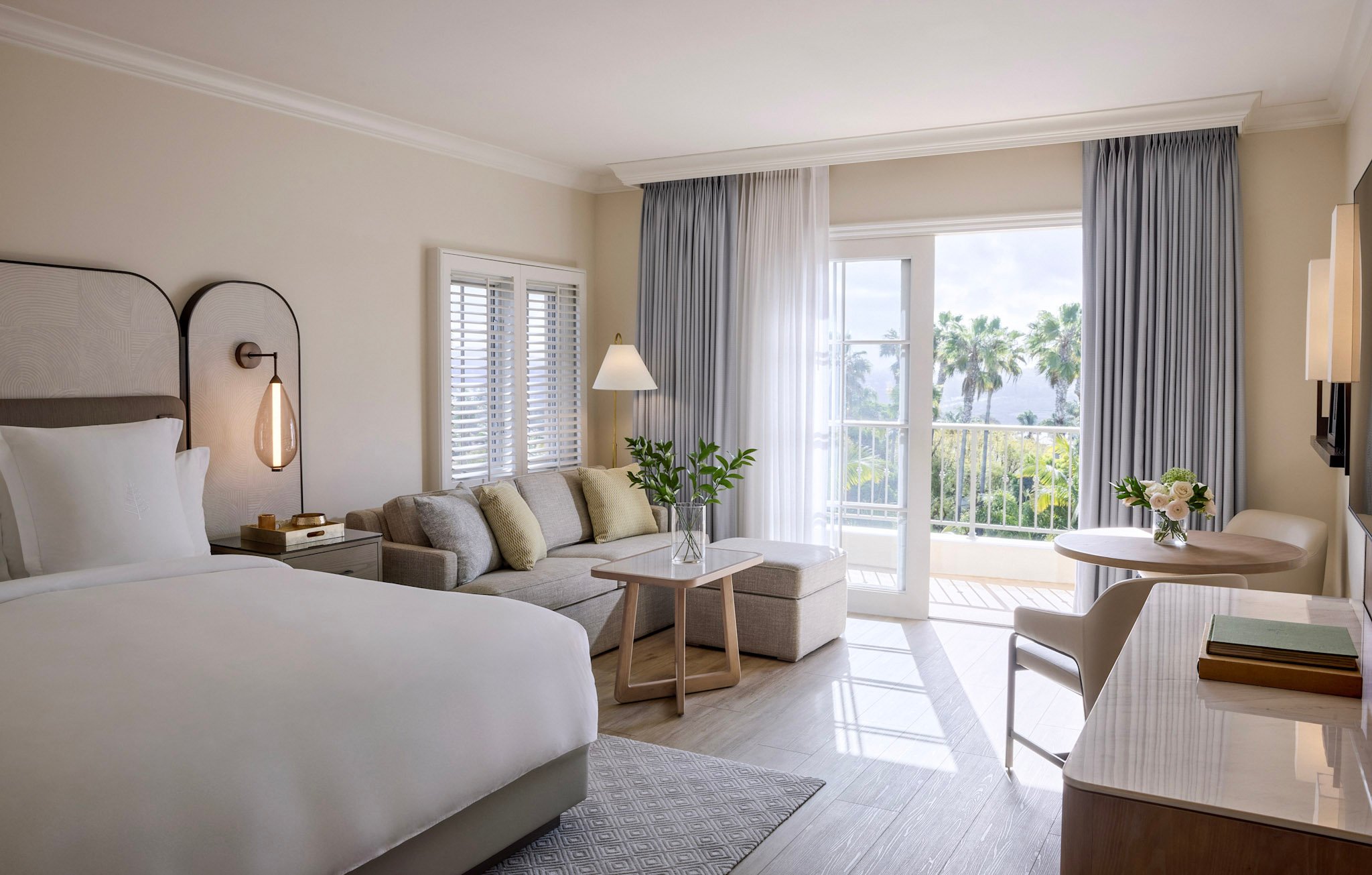 A Superior King room interior decorated in coastal hues.
