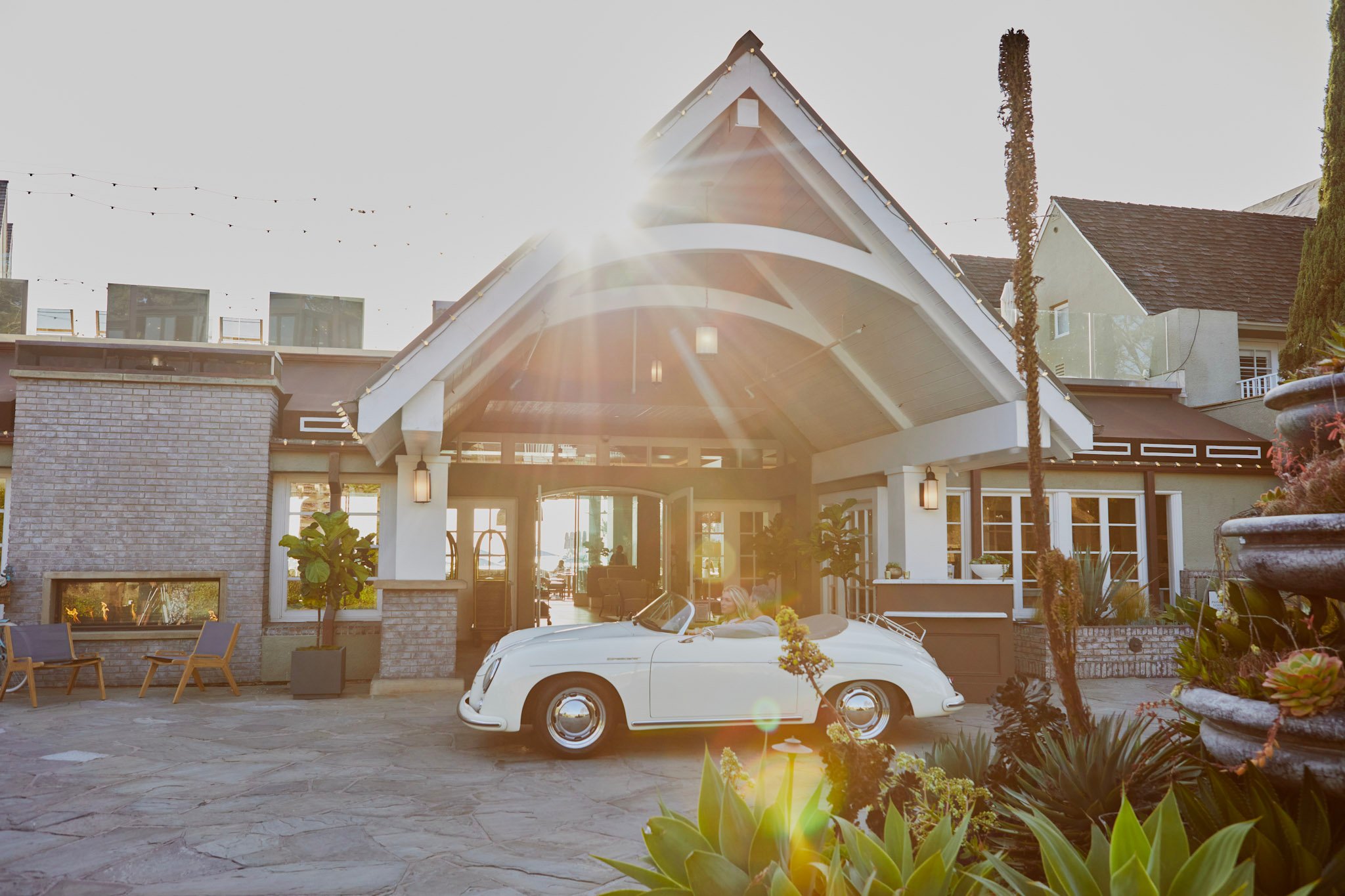A vintage car in front of the entrance to L'Auberge Del Mar