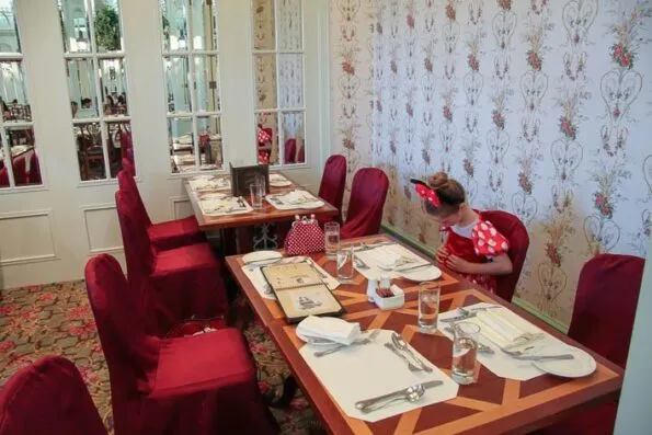 Hong Kong Disneyland Character Dining at Disneyland Hotel Enchanted Garden Restaurant