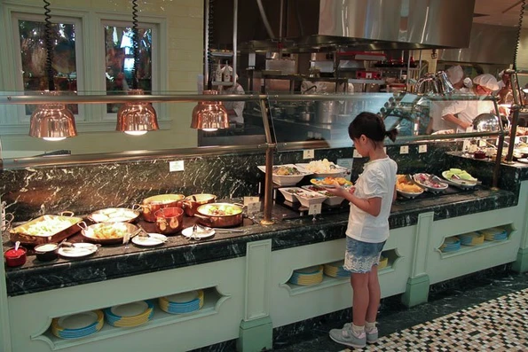 Hong Kong Disneyland Character Dining at Disneyland Hotel Enchanted Garden Restaurant