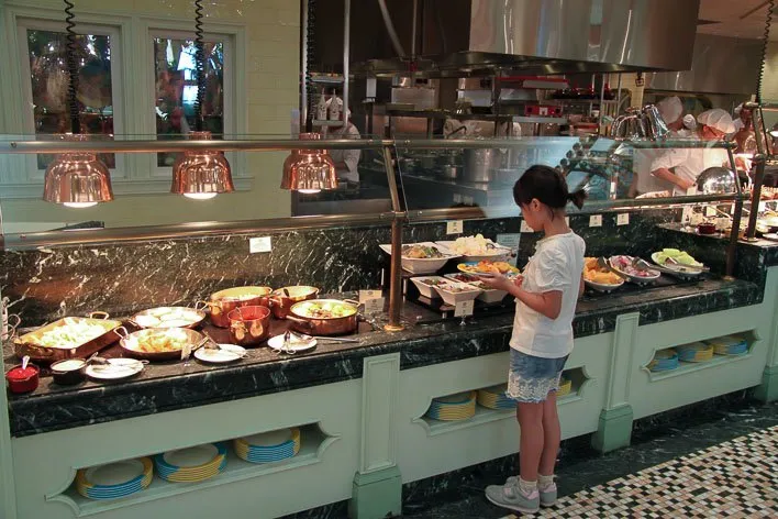 Hong Kong Disneyland Character Dining at Disneyland Hotel Enchanted Garden Restaurant