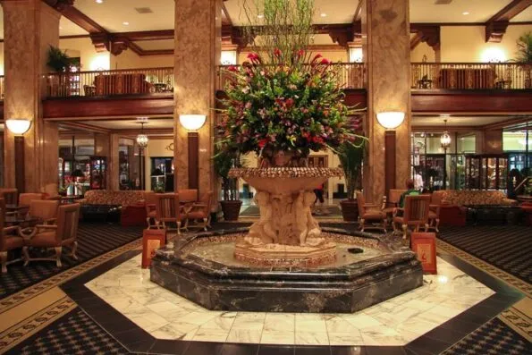 The Peabody Memphis Ducks March into this Fountain