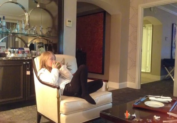 There's a 15 minute in-room dining menu with whole pieces of fruit!