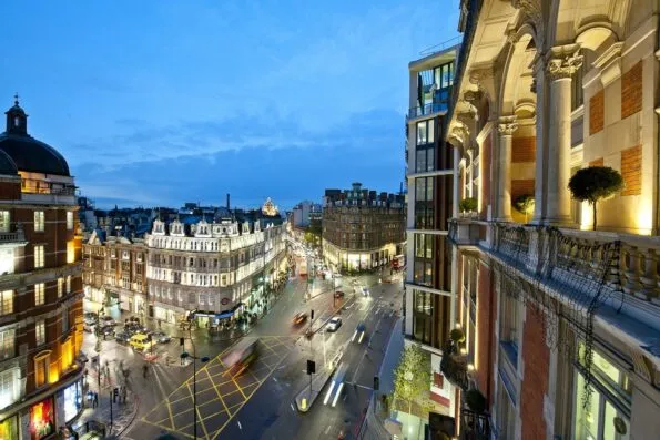 Mandarin Oriental, London is perfectly situated in fashionable Knightsbridge.