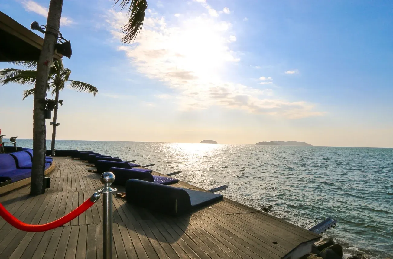 Water's edge seating at Sunset Bar at Shangri-la's Tanjung Aru Resort and Spa in Kota Kinabalu