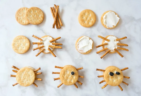 How to make spider cracker Halloween snacks for kids in 7 easy steps.