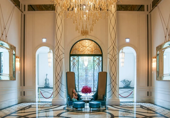 The 1400 kg chandelier in the lobby of Mandarin Oriental, Taipei also has 50,000 pieces of crystal beads and light amber crystal drops.