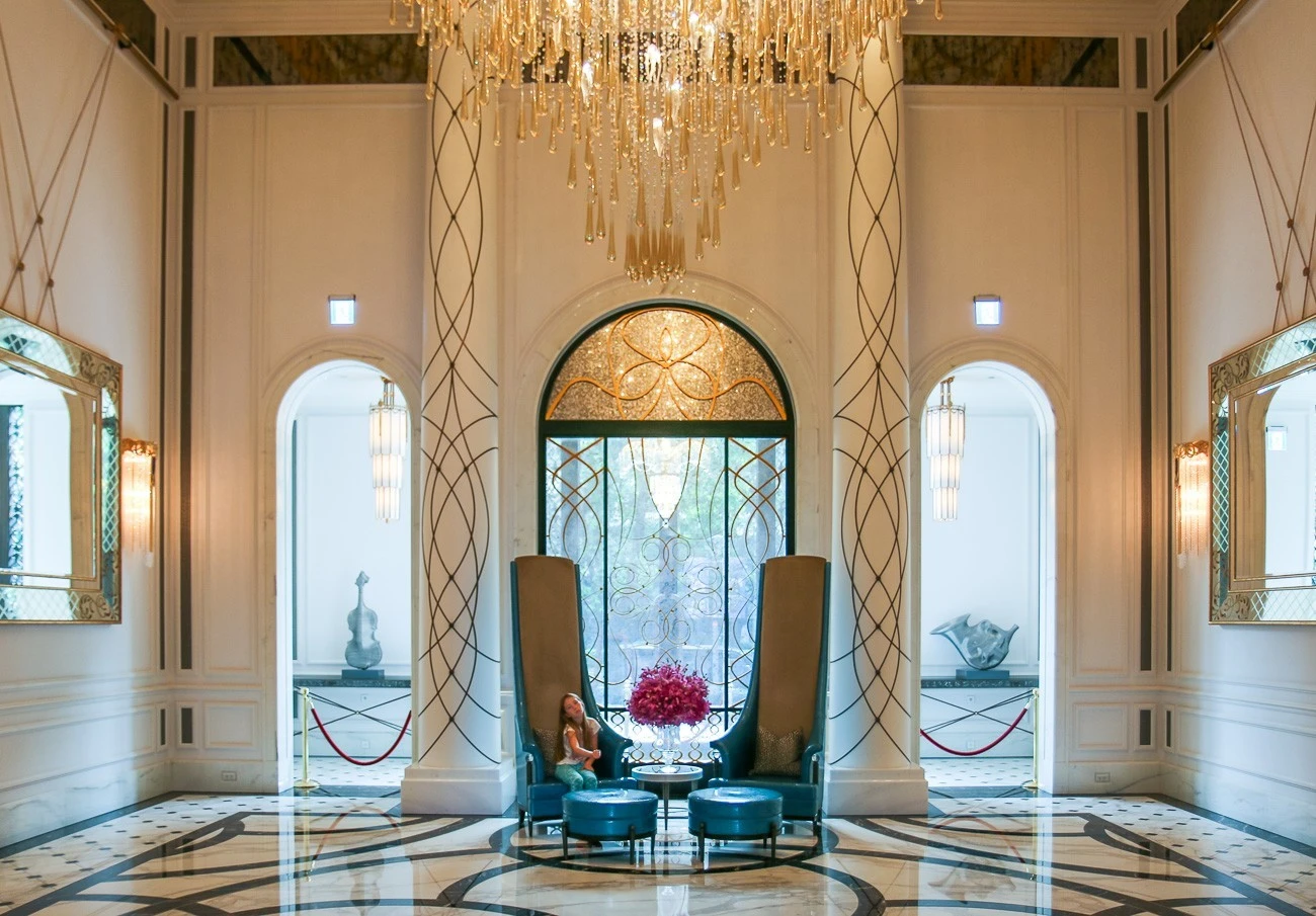 The 1400 kg chandelier in the lobby of Mandarin Oriental, Taipei also has 50,000 pieces of crystal beads and light amber crystal drops.