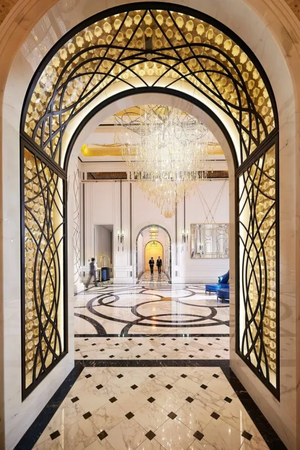 The 1400 kg chandelier in the lobby of Mandarin Oriental, Taipei also has 50,000 pieces of crystal beads and light amber crystal drops.