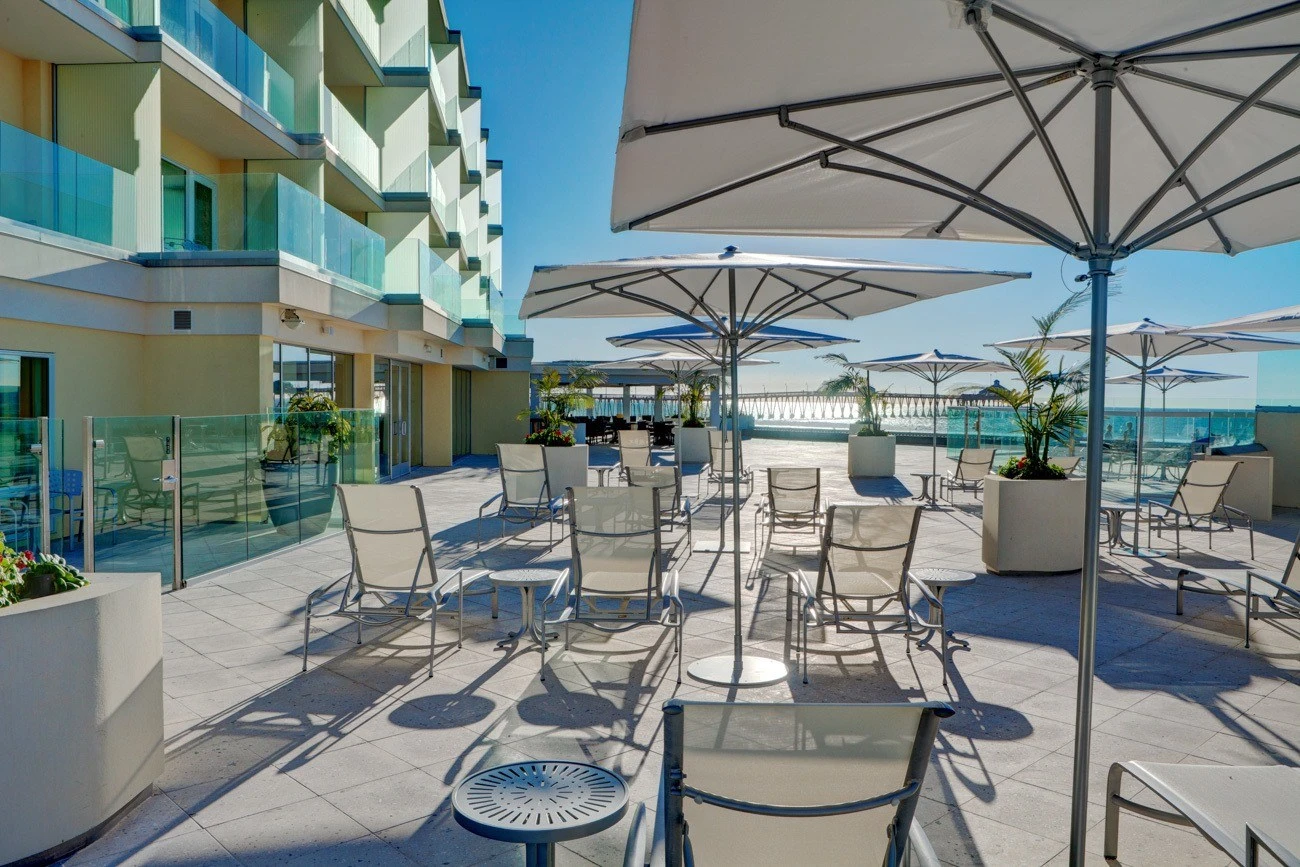 Pier South Resort outdoor dining area