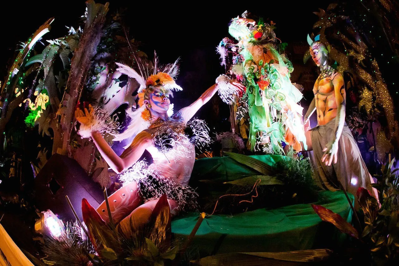 Live entertainment happens during the Christmas season in Medell&iacute;&shy;n