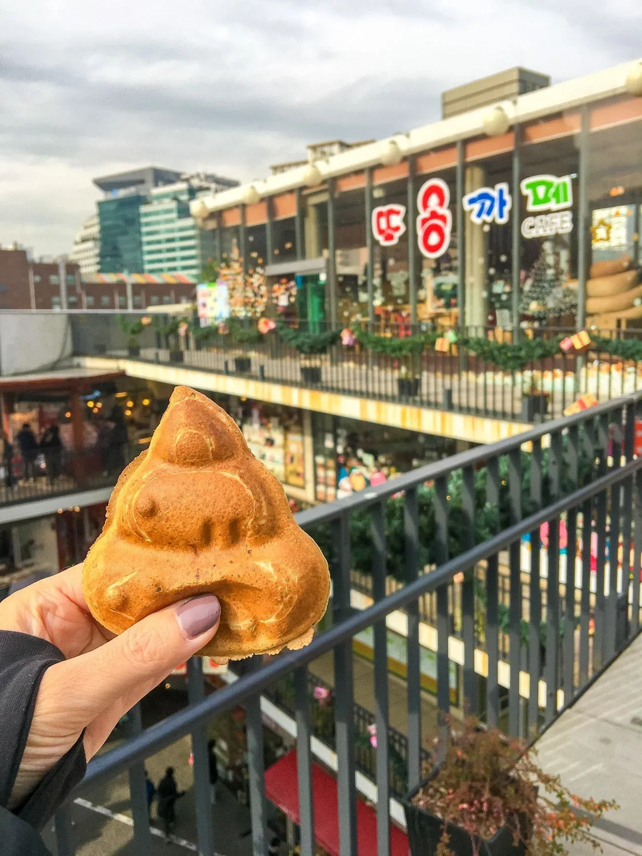 Yes, Seoul has a poop cafe.