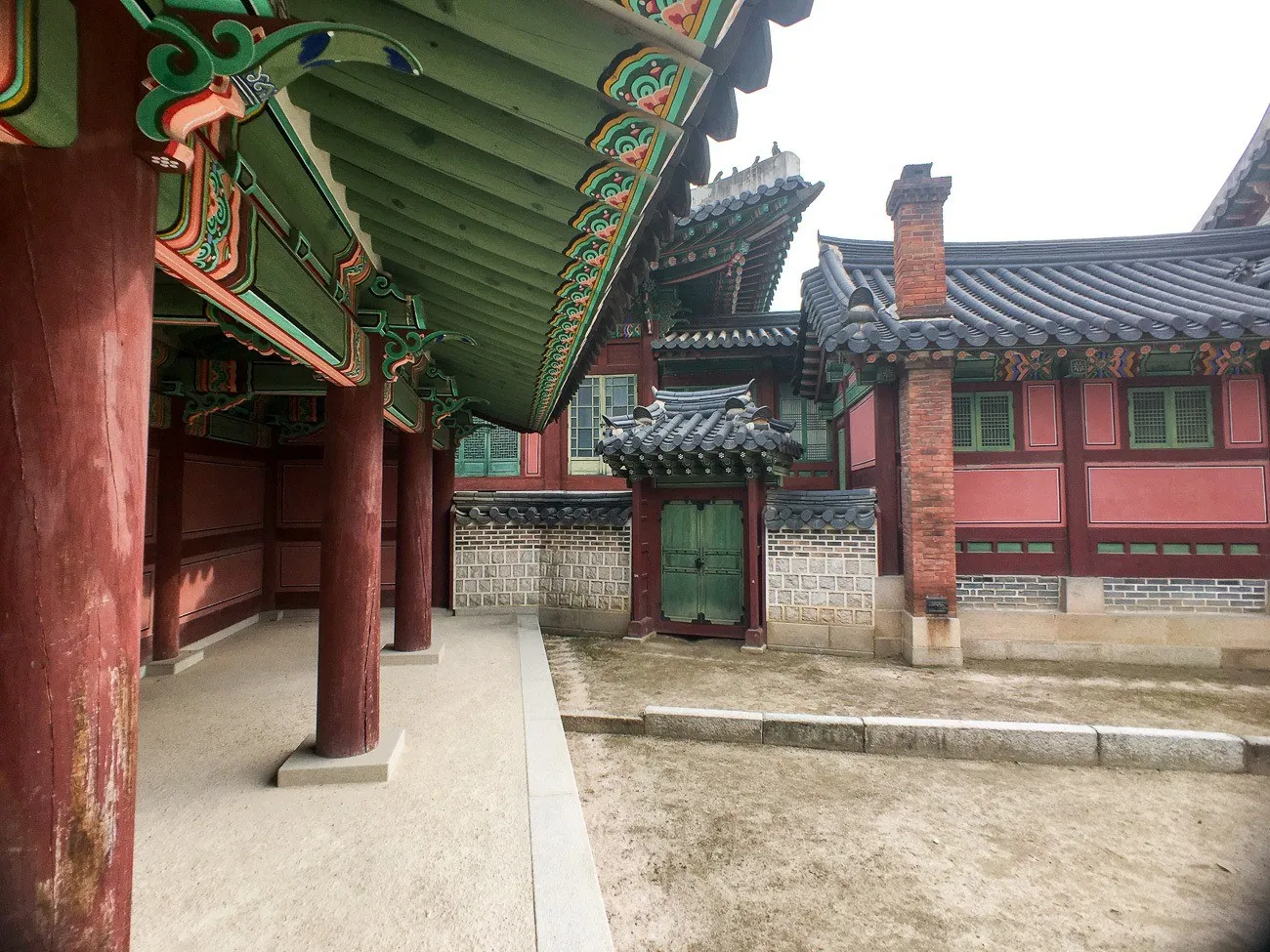 Is the Moment wide angle lens one of the best iPhone lenses? I tried it at Changdeokgung Palace in Seoul.