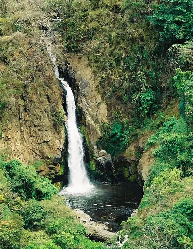 An Alumbre River waterfall