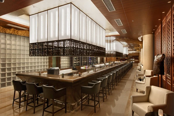 The stylish Long Bar at the Hilton Beijing Capital Airport hotel is the perfect place to relax and unwind with an after-dinner cocktail or glass of wine. The L-shaped bar is discreetly divided to offer live music along one side and a quieter lounge environment on the other.