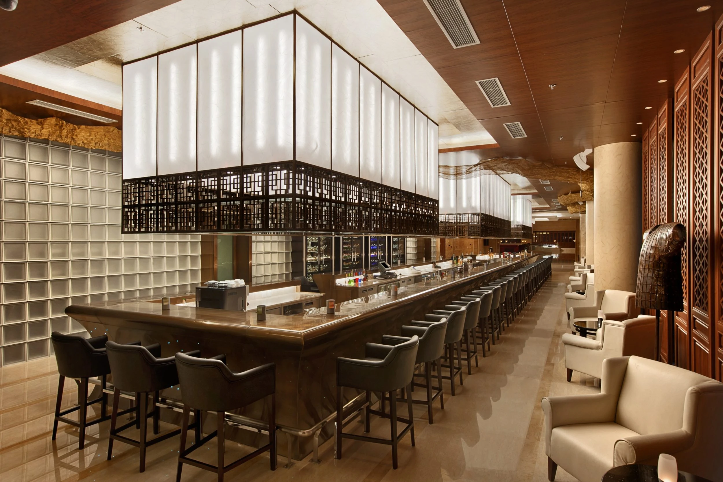 The stylish Long Bar at the Hilton Beijing Capital Airport hotel is the perfect place to relax and unwind with an after-dinner cocktail or glass of wine. The L-shaped bar is discreetly divided to offer live music along one side and a quieter lounge environment on the other.