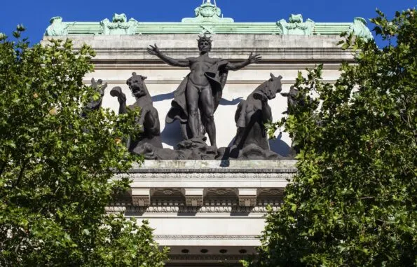 The interior of Australia House in London appears in Harry Potter movies as Gringotts Bank.
