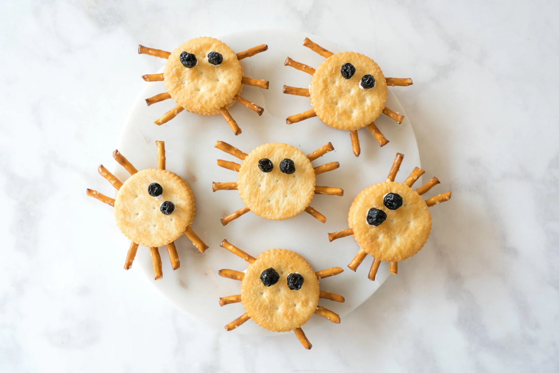 Looking for a healthy Halloween snack for kids? Try these easy spider crackers.