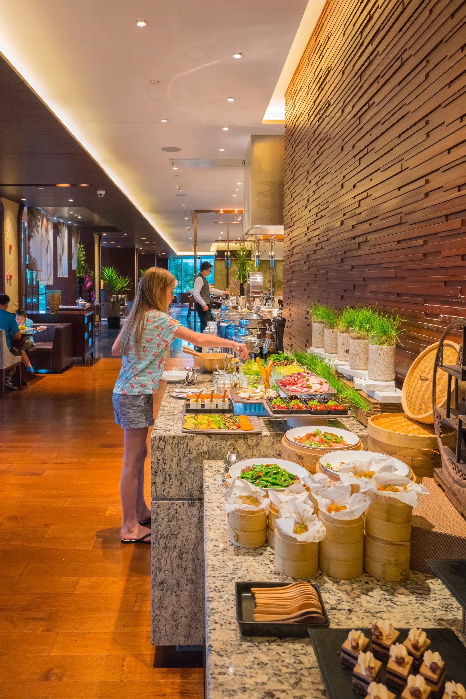 The Club Lounge at Mandarin Oriental Pudong, Shanghai serves breakfast, light lunch, afternoon tea, cocktails and snacks.