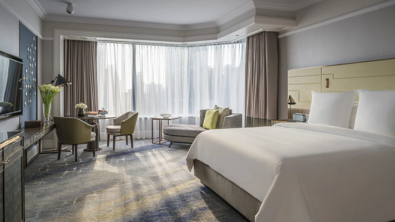 Four Seasons Singapore guest room