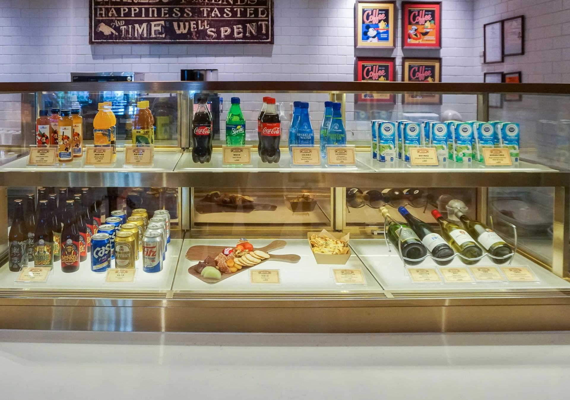 Wine and beer at Chart Room restaurant at Disney Explorers Lodge