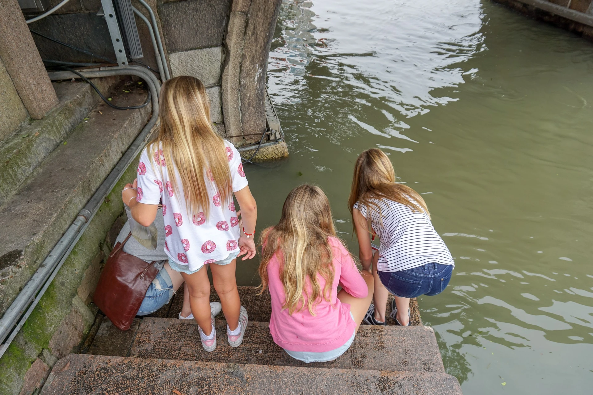 Setting fish free Zhujiajiao bridge