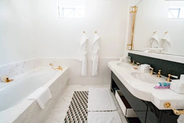 Four Seasons Ten Trinity Square bathroom
