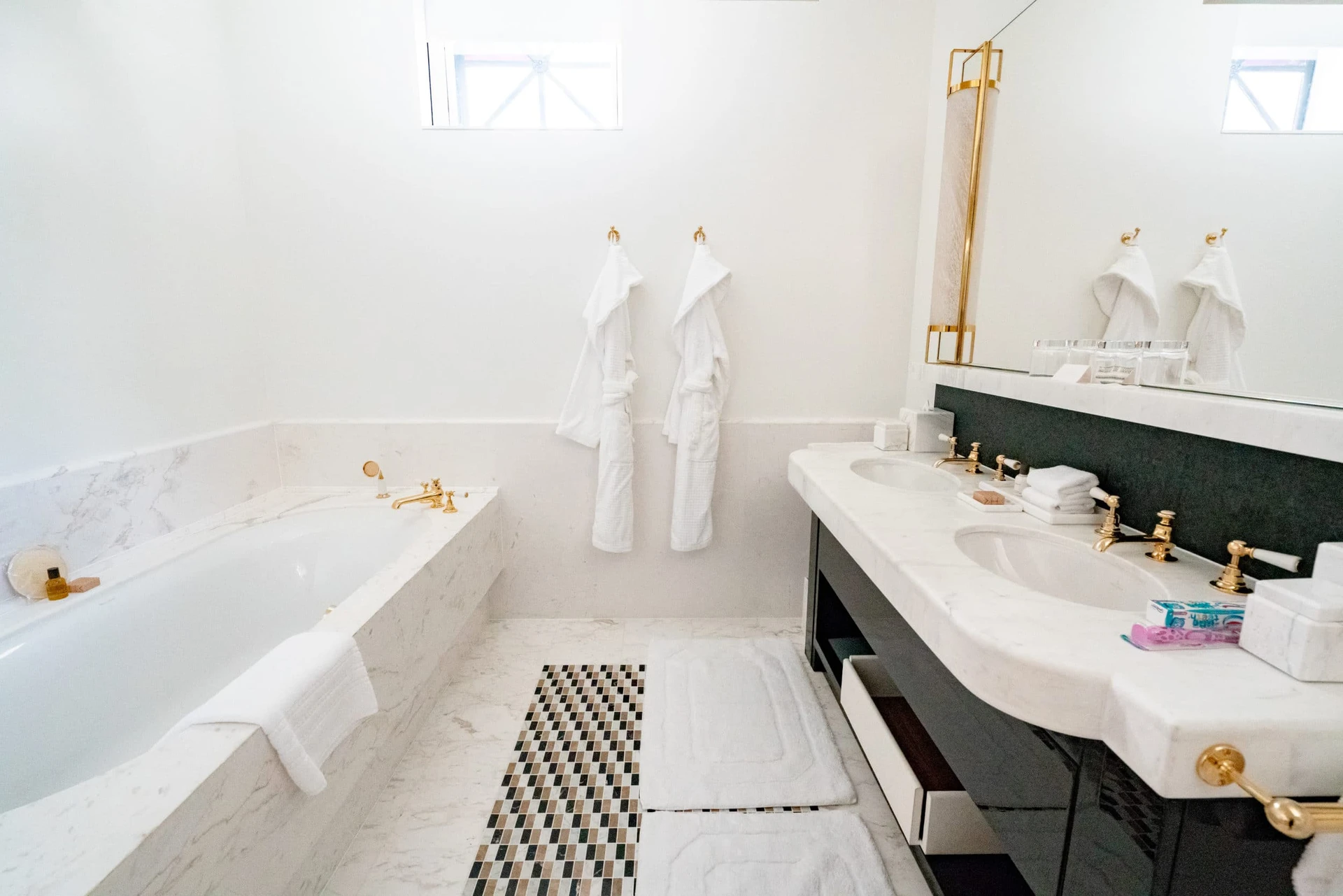 Four Seasons Ten Trinity Square bathroom