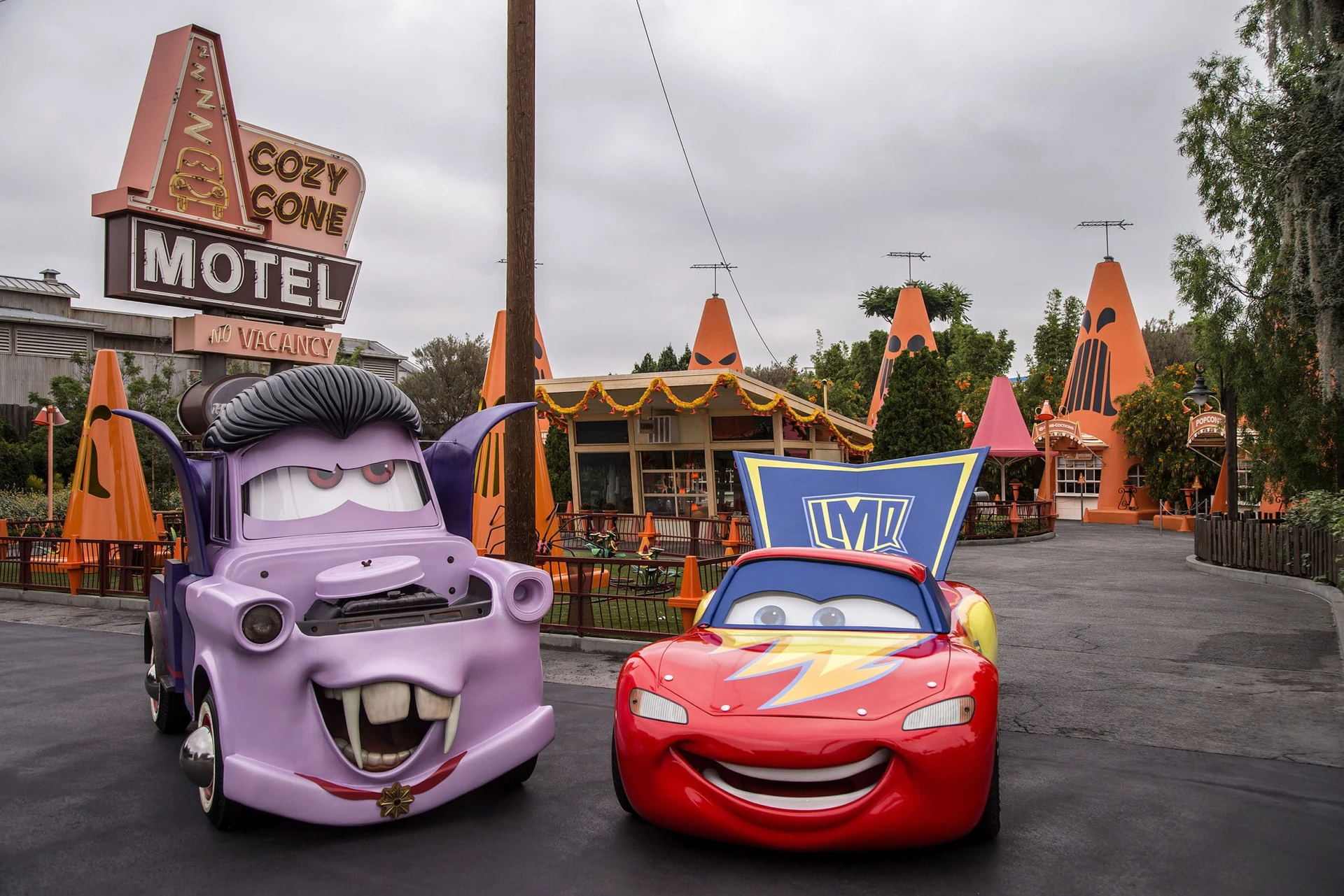 Disneyland Halloween: Mater in costume