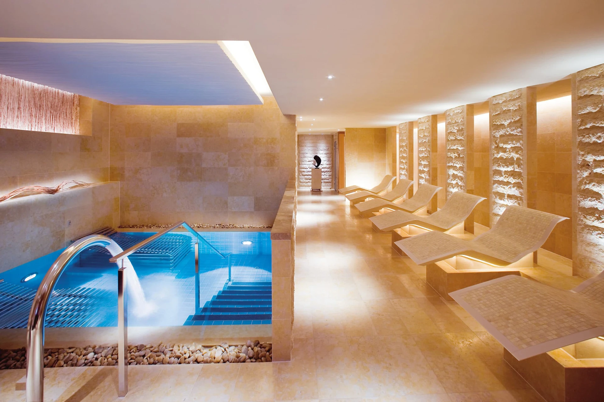 Landmark Mandarin Oriental Hong Kong Spa whirlpool and lounge