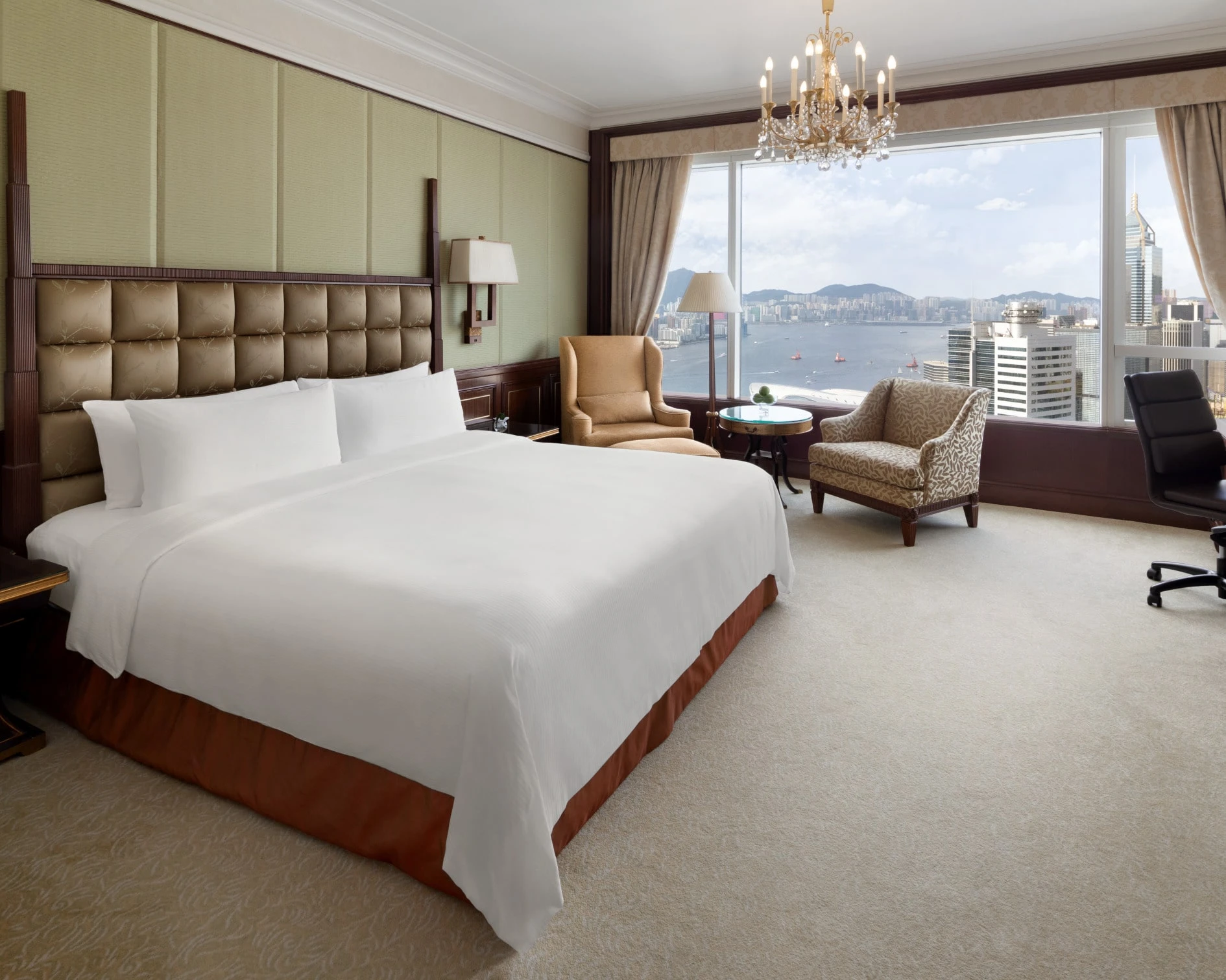Island Shangri-la Hong Kong hotel Horizon Club Harbour View King is popular with families of three or for connecting rooms.