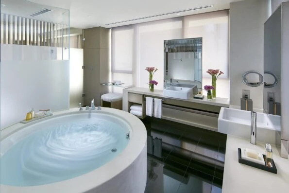 The Landmark Mandarin Oriental Hong Kong bath tub