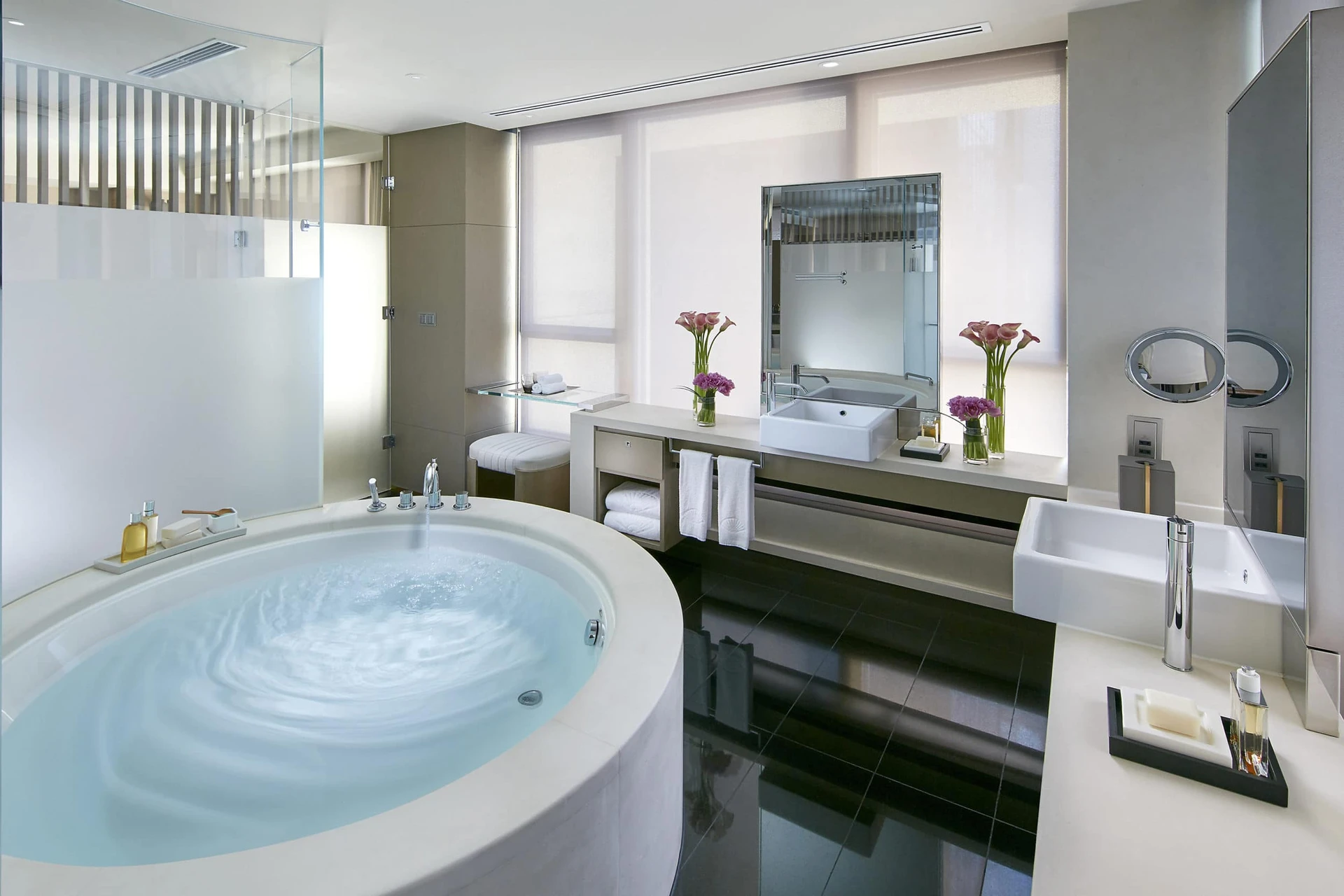 The Landmark Mandarin Oriental Hong Kong famous round bath tub
