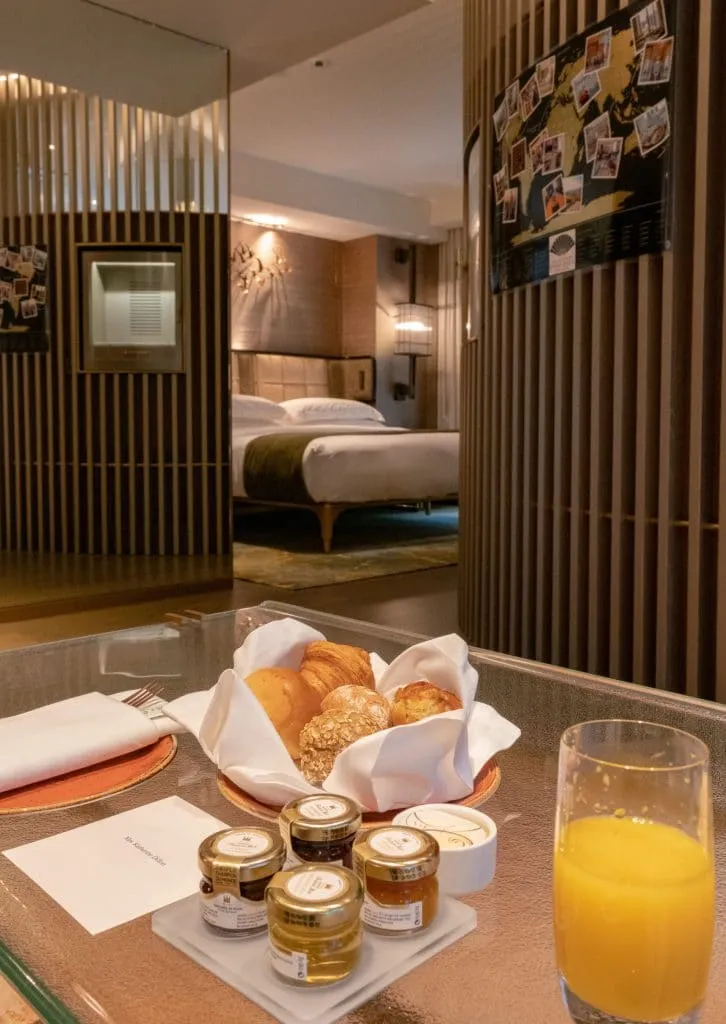 L600 room at The Landmark Mandarin Oriental, Hong Kong luxury hotel