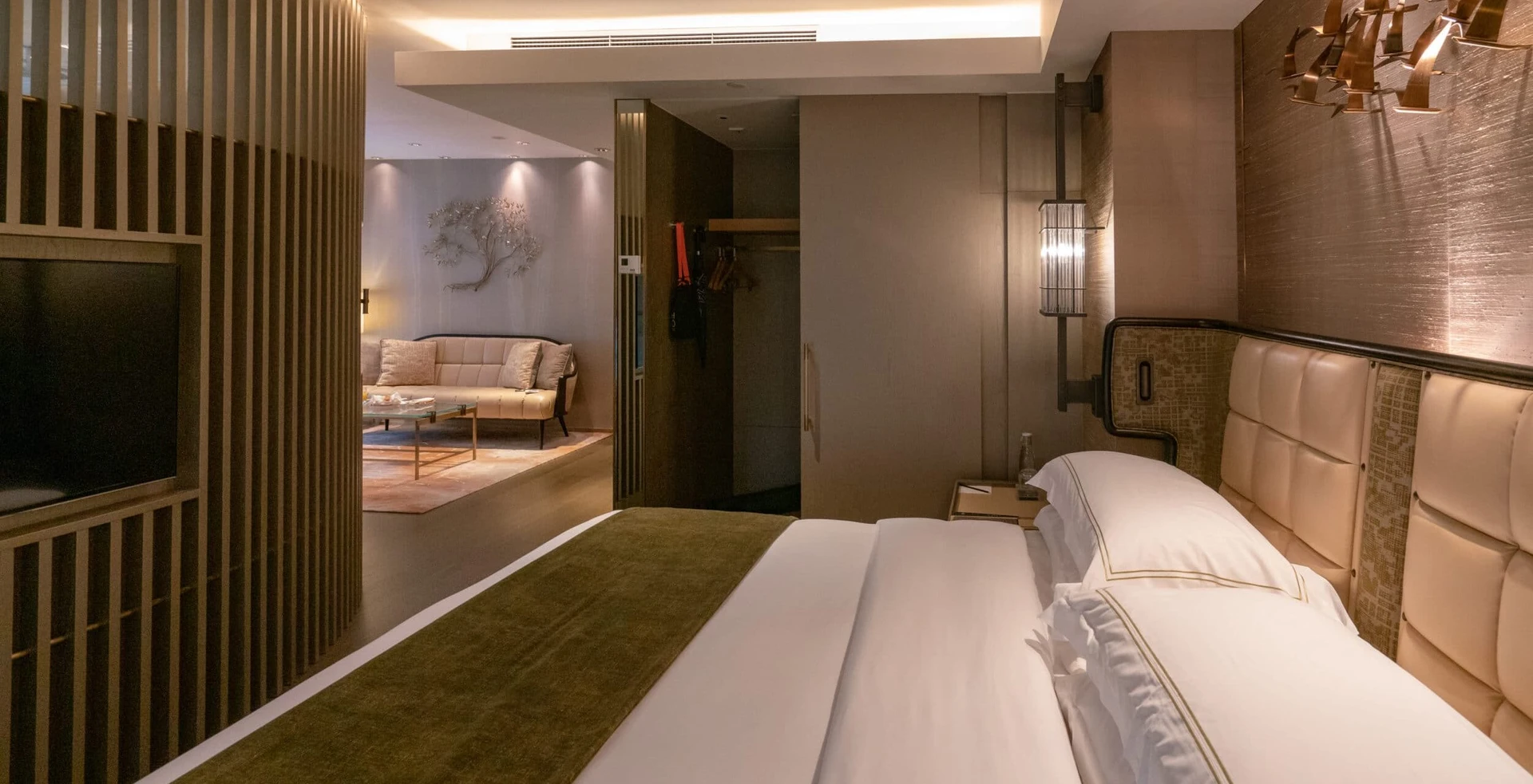 The Landmark Mandarin Oriental Hong Kong bedroom and closet