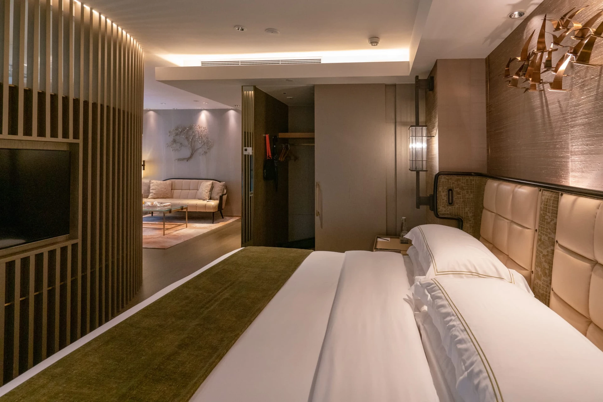 The Landmark Mandarin Oriental Hong Kong bedroom and closet