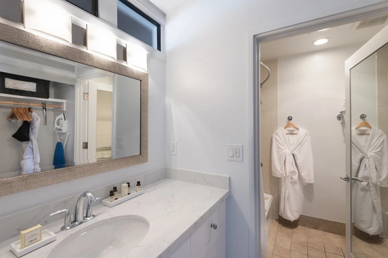 La Jolla Shores Hotel: La Jolla Suite bathrooms