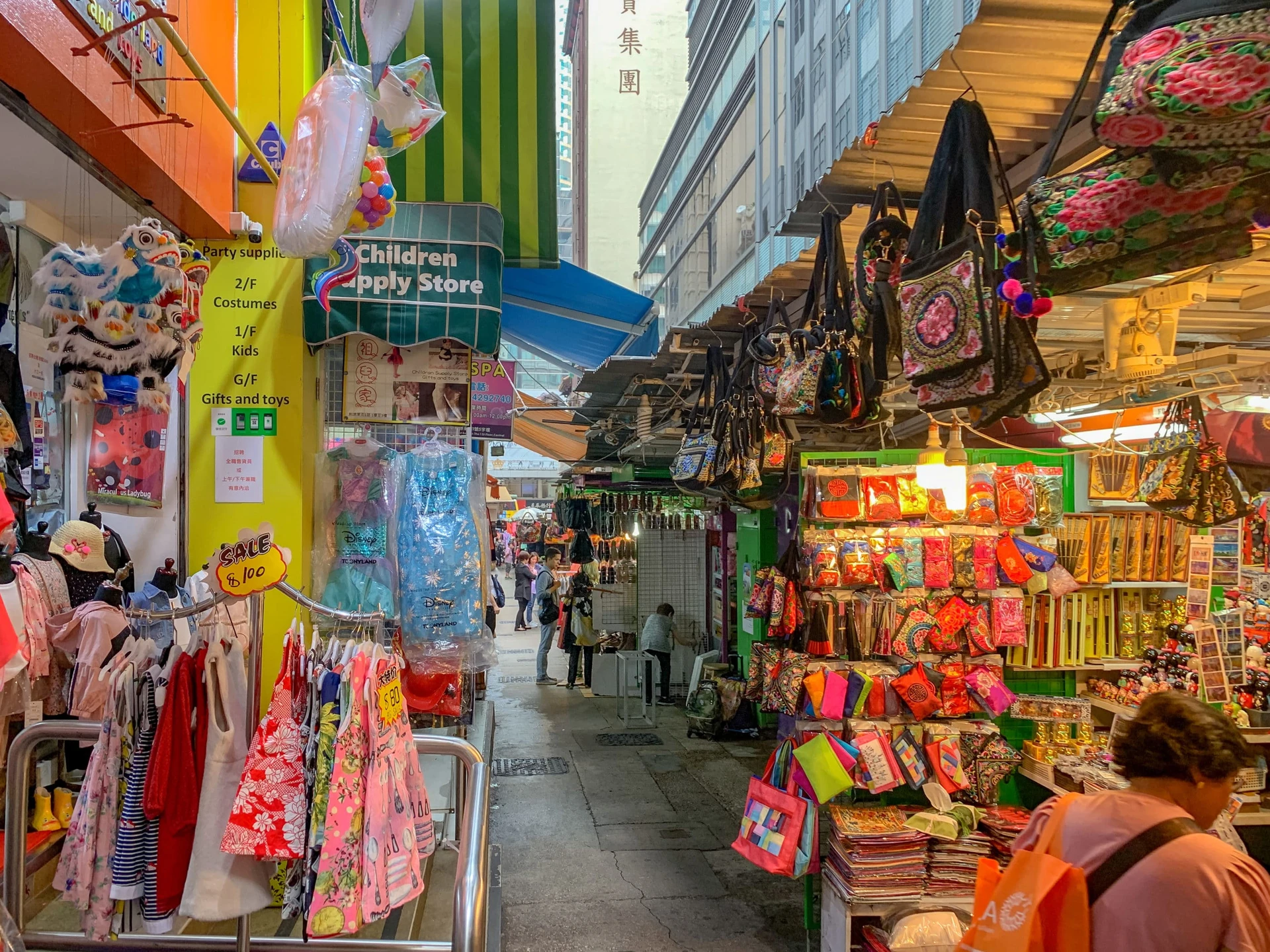 Hong Kong shopping: Li Yuen Street East and Li Yuen Street West otherwise known as The Lanes