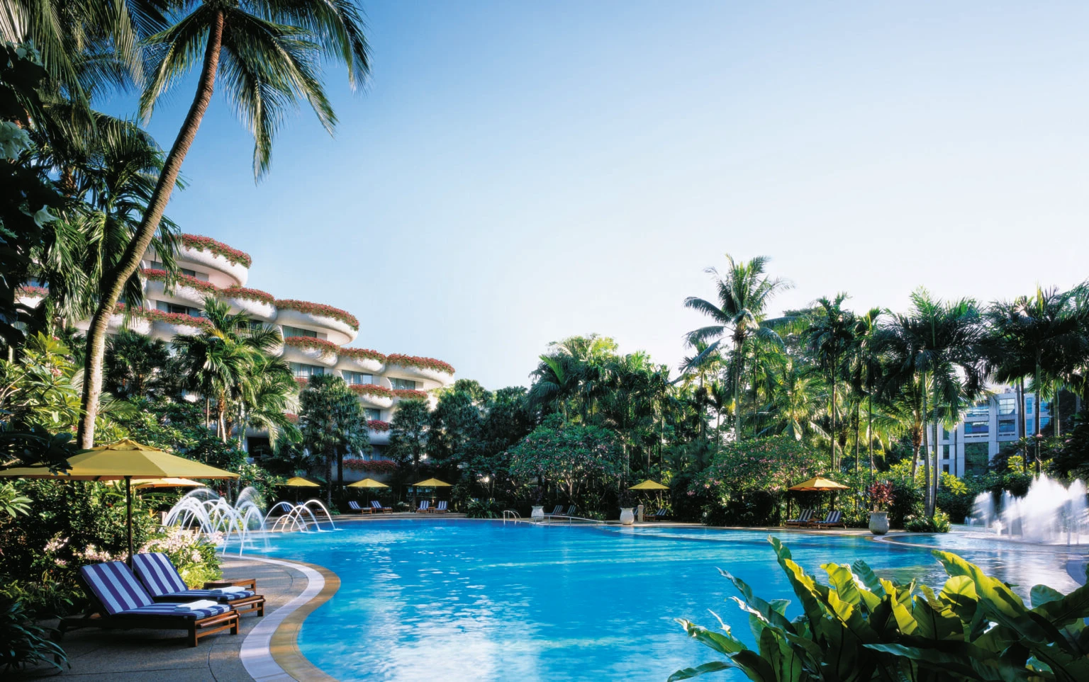 Shangri-La Singapore tropical pool