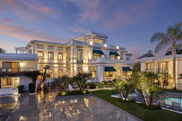 The exterior at dusk of Glorietta Bay Inn