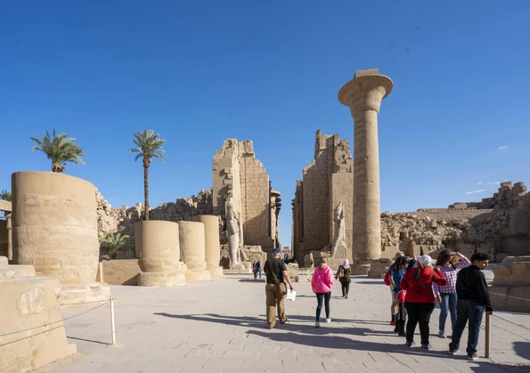 Guest walk toward toward Karnak Temple complex.